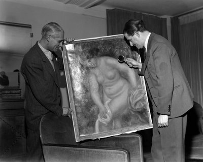 De Kunstcriticus Berenheim in Parijs. Hij bewondert een schilderij van Renoir met een vergrootglas - 1948 door Unbekannt