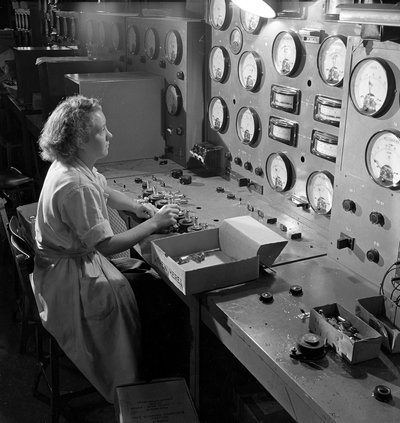 Testen van elektronische kleppen, Mitcham door Unbekannt