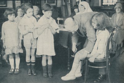 Testen van de kniereflex voor indicatie van zenuwziekte, ca. 1935 door Unbekannt