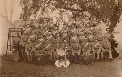 Het Bataljonsorkest van het Eerste Bataljon, Het Queens Own Royal West Kent Regiment. Poona, India, 1 door Unbekannt