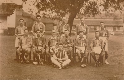 Het bataljon hockeyteam van het Eerste Bataljon, The Queens Own Royal West Kent Regiment. Poona door Unbekannt