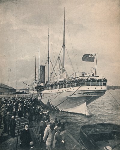 Het Braemar-kasteel op weg naar de Kaap, met troepen, c1900 door Unbekannt