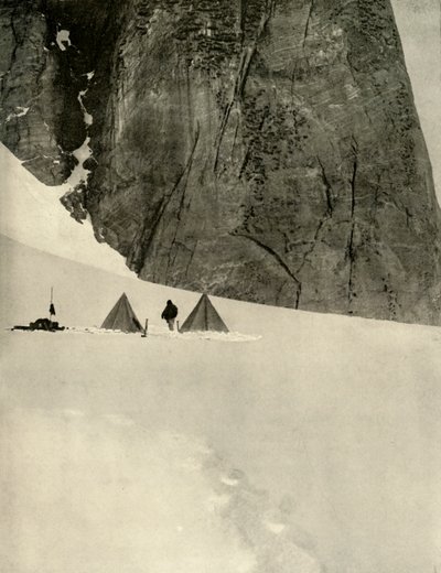 Het kamp onder de granieten pilaar, een halve mijl van het lagere gletsjerdepot...27 januari 1909 door Unbekannt