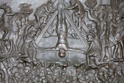 De Kruisiging van Sint-Pieter - (detail) van een portaal - Voordeur van Sint-Pietersbasiliek, Rome, Italië door Unbekannt