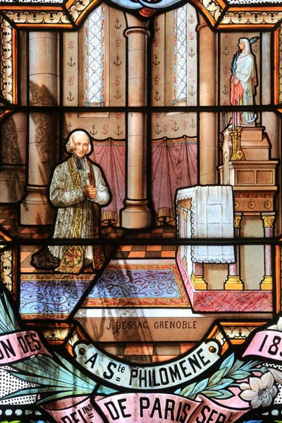 De Pastoor van Ars. Jean-Baptiste-Marie Vianney. Sint-Jan Vianney. Glas-in-loodraam. Heiligdom van Onze-Lieve-Vrouw van La Salette, La Salette-Fallavaux, Frankrijk door Unbekannt