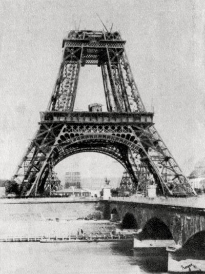 De Eiffeltoren in aanbouw, Parijs, ca. 1888 door Unbekannt