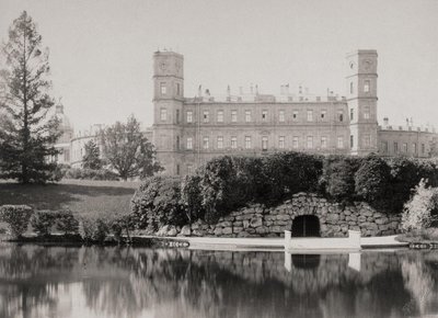 De hoofdgevel van het paleis in Gatchina, 1870s-1880s door Unbekannt