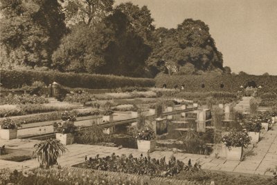 De Rust van de Nederlandse Tuin bij Kensington Palace Bewaakt Door Gesloten Poorten, ca. 1935 door Unbekannt