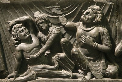 Het Victoria en Albert Museum. Deel van een reliëf van de dood van de Boeddha (parinirvana). 200-400. Kushan periode. Schist. Gandhara/Noordwest Pakistan. Verenigd Koninkrijk door Unbekannt