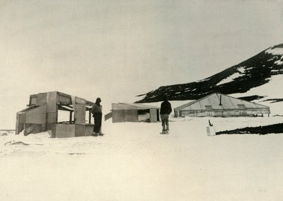 De Winterkwartieren van de Discovery-expeditie bij Hut Point, c1908, 1909 door Unbekannt
