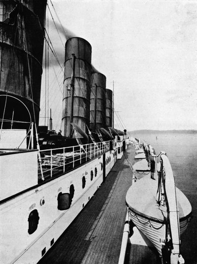 Het bootdek van de Lusitania, met reddingsboten, 1915 door Unbekannt