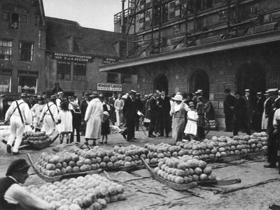 De kaasmarkt op vrijdag, Alkmaar, Nederland, ca. 1934 door Unbekannt