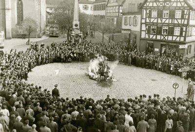 De inrichting en rituele voorwerpen uit de synagoge in Mosbach op het stadsplein op 10 november door Unbekannt