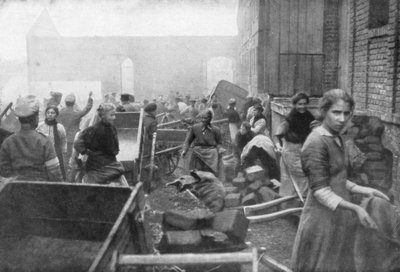De inwoners van Caudry komen voedsel zoeken bij het Britse leger, Frankrijk, 1918 door Unbekannt