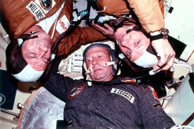 De twee bemanningen van de gezamenlijke VS-USSR ASTP docking in aardbaan missie door Unbekannt