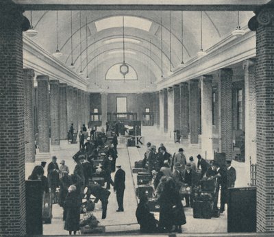 Tilbury passagiersbagage onderzocht in een ruim nieuw gebouw, 1937 door Unbekannt