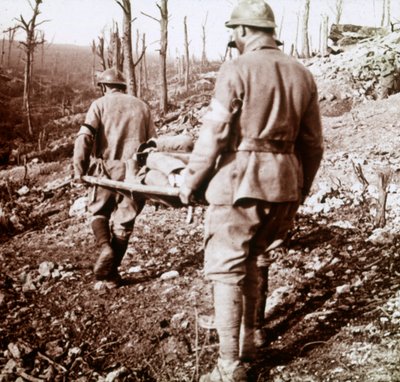 Het vervoeren van gewonden, Chemin des Dames, Noord-Frankrijk, c1914-c1918 door Unbekannt