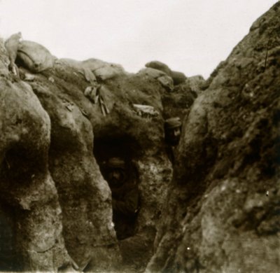 Loopgraven, ca. 1914-ca. 1918 door Unbekannt