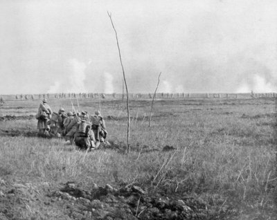 Troepen vallen vijandelijke loopgraven aan, Chemin des Dames, Frankrijk, Eerste Wereldoorlog, 5 mei 1917 door Unbekannt