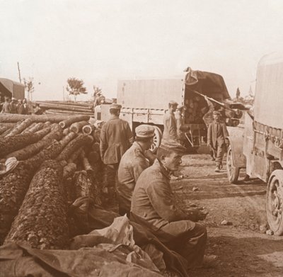 Vrachtwagens op de Voie Sacrée, Verdun, Noord-Frankrijk, ca. 1914-ca. 1918 door Unbekannt