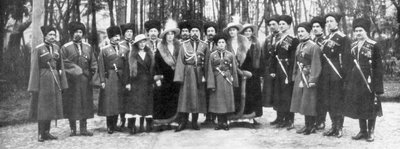 Tsaar Nicolaas II van Rusland en zijn familie voor de troonsafstand, 1917 door Unbekannt