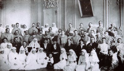Tsarina Maria Fjodorovna van Rusland bezoekt een ziekenhuis in Kiev, 1915 door Unbekannt