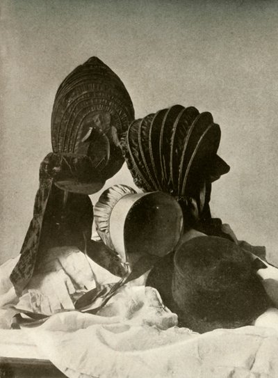 Twee zijden calashes, rijmuts, Quaker hoed, hoed, handschoenen en rok, 18e eeuw, 1937 door Unbekannt