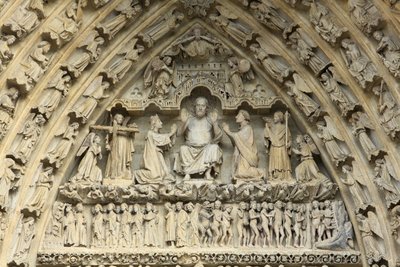 Tympaan van het portaal van het Laatste Oordeel: Christus van het Oordeel. Aan zijn zijde, op hun knieën, bemiddelen de Maagd Maria en Sint-Jan voor de redding van zielen. Kathedraal van Amiens, Amiens, Frankrijk door Unbekannt