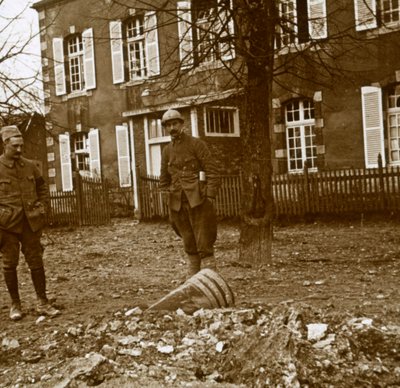 Onontplofte 380-granaat, Verdun, Noord-Frankrijk, ca. 1914-ca. 1918 door Unbekannt