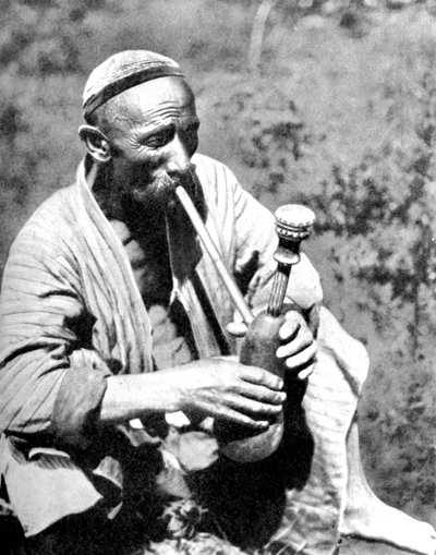 Oezbeekse man rookt calian, Samarkand, 1936 door Unbekannt