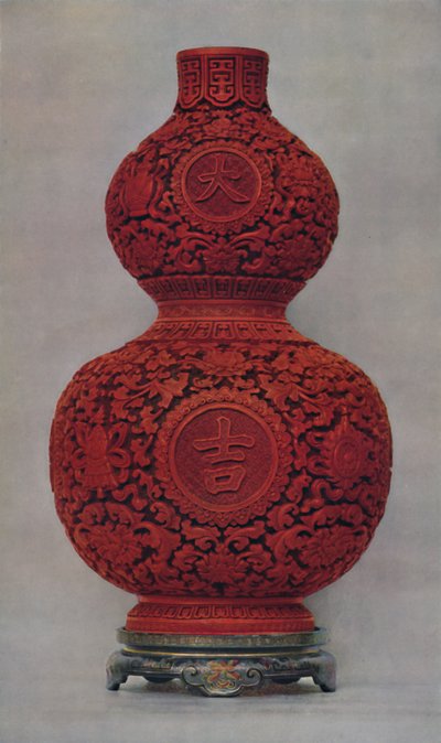 Vaas van gesneden rood lak op olijfgroene ondergrond met standaard van vlak lak, 1928 door Unbekannt