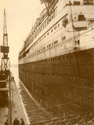 Zicht op stuurboordzijde van de Majestic toen ze de drijvende droogdok binnenkwam, ca. 1930 door Unbekannt