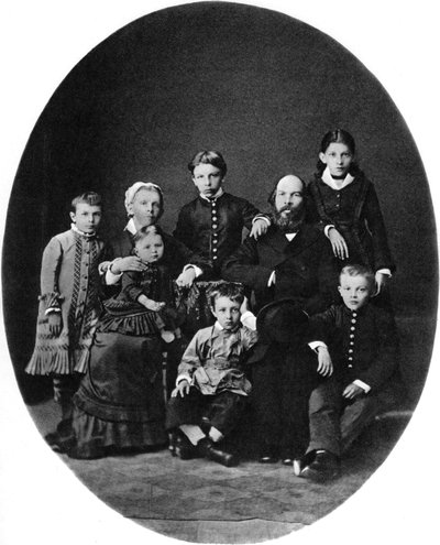 Vladimir Ulyanov Lenin als gymnasiast, met zijn familie, Simbirsk, Rusland, 1879 door Unbekannt