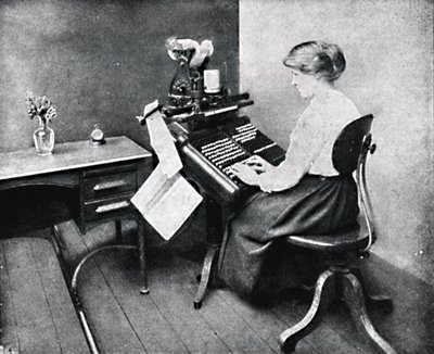 Vrouwelijke operator op Monotype-toetsenbord, 1917 door Unbekannt