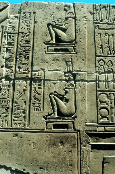 Vrouw in een bevallingsstoel, Oud-Egyptisch kalkstenen reliëf uit Kawm Umbu door Unbekannt