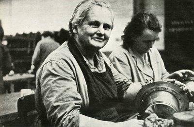 Vrouwelijke vliegtuigonderhouds- en reparatiewerkers, Zuid-Wales, Tweede Wereldoorlog, ca. 1939-ca. 1944, 1946 door Unbekannt