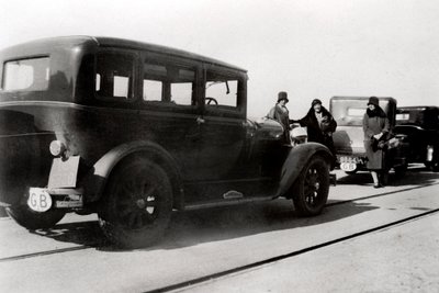 Vrouwen en geparkeerde auto
