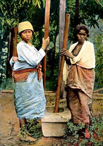 Vrouwen die rijst stampen, Madagaskar, laat 19e eeuw door Unbekannt