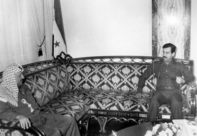 Yasser Arafat en Saddam Hoessein, Irak, 1987 door Unbekannt