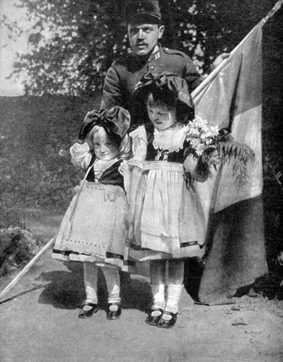Jonge Elzassische kinderen in traditionele kleding met een Franse soldaat, Eerste Wereldoorlog, 1915 door Unbekannt