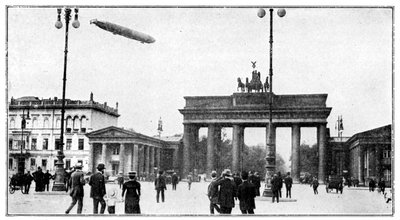 Zeppelin luchtschip dat over de Brandenburger Tor vliegt, Berlijn, Eerste Wereldoorlog, 1914 door Unbekannt