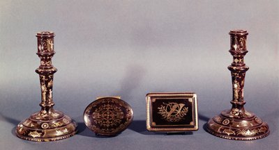 Een paar Louis XVI kandelaars ingelegd met goud en parelmoer met twee Engelse 18e-eeuwse pique point dozen door Unbekannt Unbekannt
