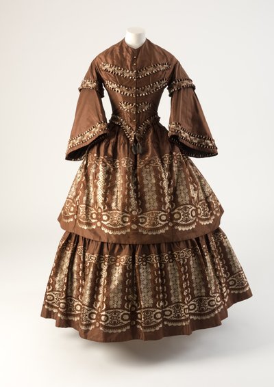 Bruine en crèmekleurige zijden jurk met ruches geweven à disposition, 1850s door Unbekannt Unbekannt