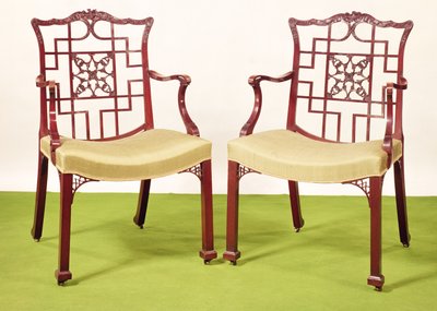 Chippendale mahonie eetkamerstoelen in Chinese stijl, bovenrails bekroond door een hertogelijke kroon en griffioen wapen, c.1760 door Unbekannt Unbekannt