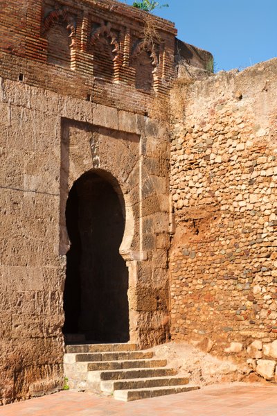 Niebla, Huelva Provincie, Andalusië, Zuid-Spanje. Puerta del Buey, of Poort van de Os, een van de ingangen door de muren naar de stad. door Unbekannt Unbekannt