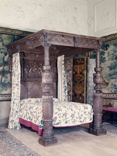 Eiken bed, hoofdeinde gesneden met wapens van James I van Engeland en Fredrick V, Keurvorst van de Rijn, en het insigne van Henry, Prins van Wales, begin 17e eeuw door Unbekannt Unbekannt