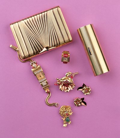 Selectie van Art Deco sieraden: twee sigarettenkokers; robijn cluster bloem broche en oorbellen; cocktail horloge (goud) door Unbekannt Unbekannt