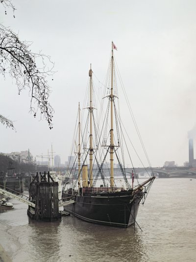Uitzicht op de rivier de Theems met RRS Discovery, gevaren door Scott naar Antarctica in 1901-04 door Unbekannt Unbekannt