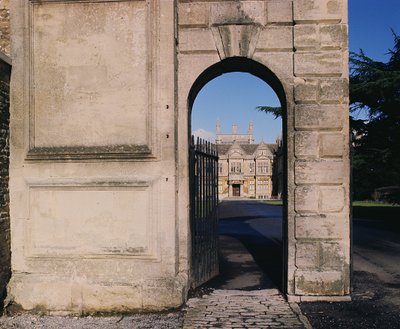 Uitzicht op de Zuidelijke Voorgevel door de poort, Corsham Court, Wiltshire door Unbekannt Unbekannt