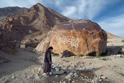 Een Ladakhi dorpsvrouw haalt water uit een gemeenschappelijke pijp, Tangtse, Ladakh, India (foto) door Unbekannt